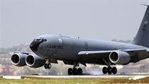 KC-135R Stratotanker ve slubch americkho letectva na tureck zkladn...