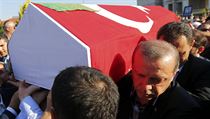 Tureck prezident Erdogan nese rakev bratra Mustafy Varanka, kter byl poradcem...