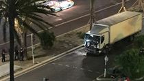 Tohle je zejm nkladn auto, kter narazilo do davu v Nice.