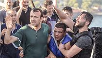 Dva policisté v civilu zachraňují před lynčem vojáka, který se zapojil do puče... | na serveru Lidovky.cz | aktuální zprávy