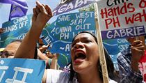 Filipnci v Manile protestuj proti postupu ny v Jihonskm moi.