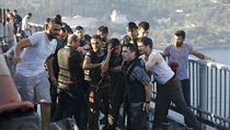 Policist chrn ped davem vojka na most pes Bospor v Istanbulu.