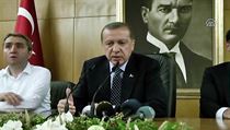 Recep Tayyip Erdogan mluví po pokusu o převrat. Za ním je obraz Atatürka | na serveru Lidovky.cz | aktuální zprávy