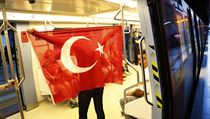 Tureck vlajka ve stanici ankarskho metra.