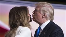 Polibek. Donald Trump se nakln ke sv manelce Melanii.