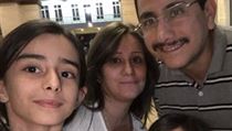 Rasha Nazarová (nahoře uprostřed) se svou rodinou. Manžel Fádí, dcery Assal a... | na serveru Lidovky.cz | aktuální zprávy