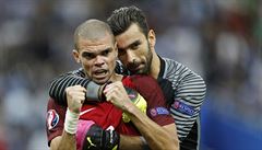 Portugalsko vs. Francie, finále ME 2016 (Patrício a Pepe).