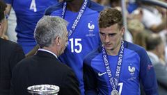 Zklamaný Antoine Griezmann se stíbrnou medailí z Eura 2016. Za ním Paul Pogba.