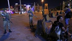 Turetí vojáci na Taksim Square v Istanbulu.