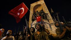 Turetí vojáci na Taksim Square v Istanbulu.