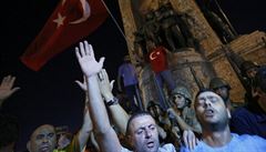 Turetí vojáci na Taksim Square v Istanbulu.