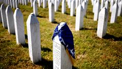 Hrob zakrytý bosenskou vlajkou ped masovým pohbem v památníku Potocari...