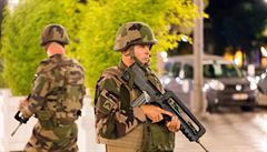 Francouztí vojáci stojí na strái u místa, kde dolo k teroristickému útoku.