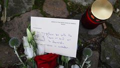 V pátek picházeli lidé uctít památku terroristického útoku v Nice.