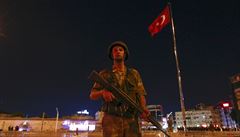 Turecký voják na námstí Taksim v Istanbulu
