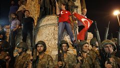 Puisté ohlásili kontrolu nad Tureckem, prezident Erdogan na to reagoval...