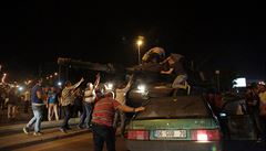Civilisté, vrni preidentovi Erdoganovi, se pokouí zastavit tank