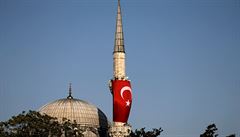 Erdoganovy píznivci ví vlajku Turecka na minaret istanbulské meity a...
