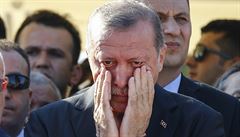 Turecký prezident Erdogan stírá slzy bhem pohbu zabitých bhem pokusu o...
