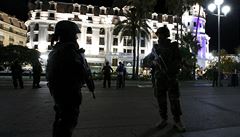 Francouztí vojáci v ulicích Nice po útoku, který zabil desítky lidí..