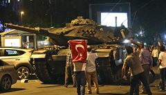 Mu s tureckou vlajkou v Ankae, do její ulic vjely tanky.