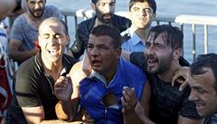 Vojáka zbitého davem na most pes Bospor chrání v civilu obleení policisté....