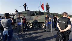 Policisté a civilisté u armádou oputných tank.