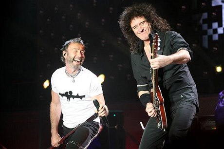 Zpvák Paul Rodgers (vlevo) a kytarista Brian May bhem koncertu skupiny Queen...