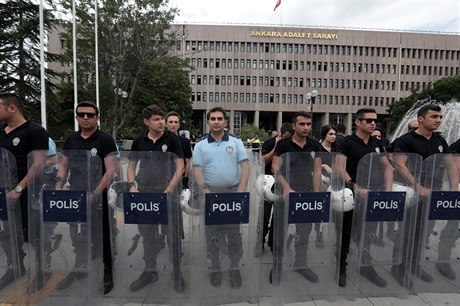 Turecká poádková policie hlídá ped soudní budovou, kde alobci vyslýchají...