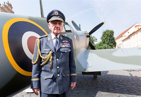 Válený veterán Emil Boek pózuje ped letounem Spitfire.