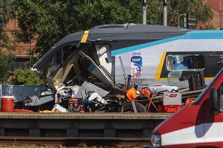 Nehoda ve Studénce - pendolino smetlo kamion stojící na elezniním pejezdu.