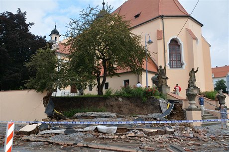 Voda pokodila ze pod kostelem svatého Jakuba v Týn nad Vltavou.