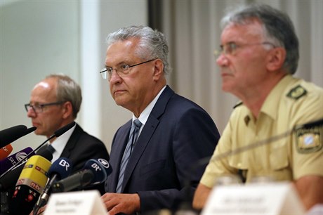 Bavorský minisrt vnitra Joachim Herrmann (uprosted) hovoí na tiskové...