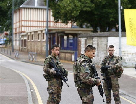 Francouztí vojáci steí pístupovou cestu k místu útoku.