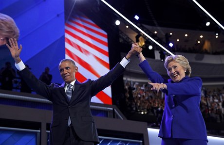 Barack Obama a Hillary Clintonová na sjezdu demokrat ve Filadelfii.