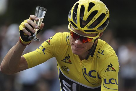 Chris Froome si pipíjí bhem závrené etapy na tdF.