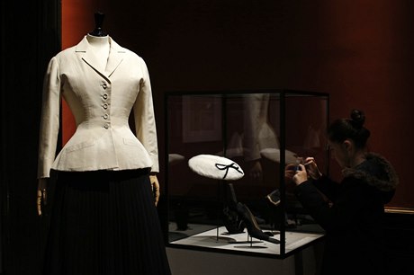 Typicky enskou siluetu, která nesla oznaení New Look, dominovala u Diora v 50. letech.