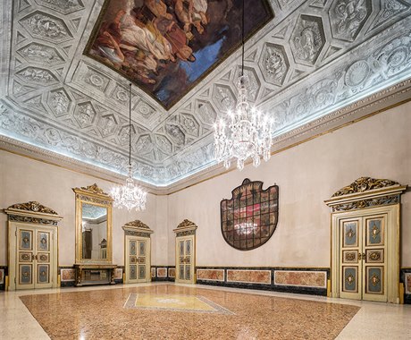 Lustry na konci 18. století vyrobili etí sklái, majitel milánského paláce je...