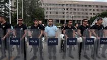 Turecká pořádková policie hlídá před soudní budovou, kde žalobci vyslýchají... | na serveru Lidovky.cz | aktuální zprávy