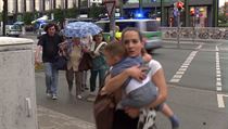 Lidé prchající z obchodního centra Olympia, krátce po vražedném útoku. | na serveru Lidovky.cz | aktuální zprávy