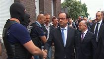 Prezident Hollande podv ruku policistm, kte zasahovali na mst inu.