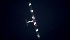 Solar Impulse krouí nad letitm Nagoya v Japonsku.