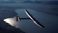 Solar Impulse 2 pi tréninkovém letu nad Neuchâtelským jezerem v západním...