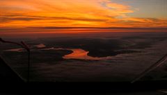 Fotografie pímo z paluby: výcar Andre Borschberg na Solar Impulse 2 zachytil...