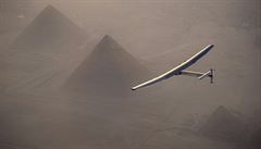 Solar Impulse 2 prolétává nad pyramidami v Egypt.