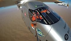 Selfie nesmí chybt. Bertrand Piccard bhem poslední ásti trasy nad Arabským...