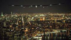 Solar Impulse 2, který pilotoval výcar Andre Borschberg, nad Manhattanem...