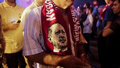 Stoupenec tureckého prezidenta Tayyipa Erdogana bhem provládní demonstrace na...