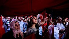 Stoupenci tureckého prezidenta Tayyipa Erdogana bhem provládní demonstrace na...