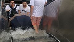 Voda vnikla i do metra ve mst Tianjin.